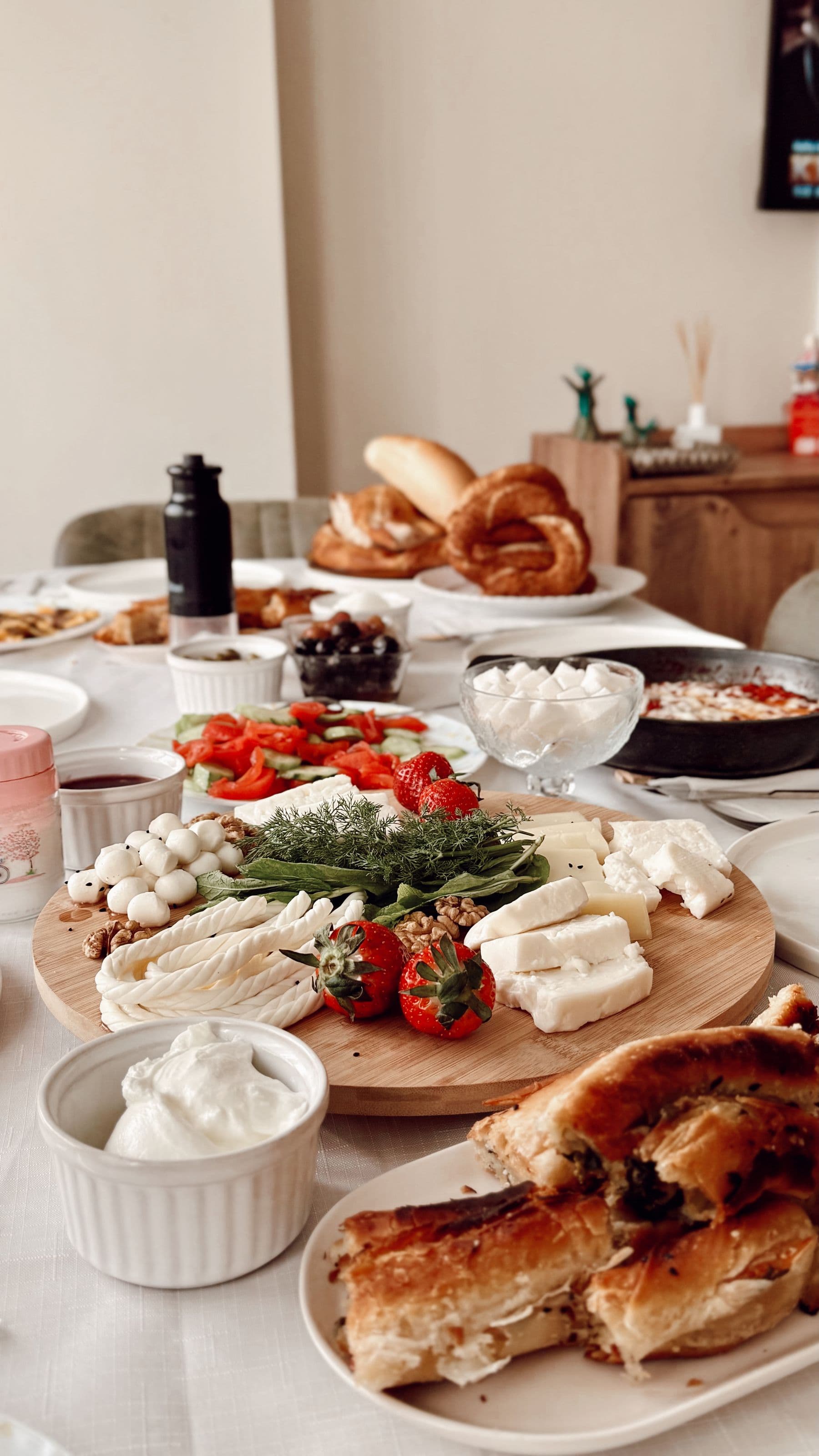 Peynirler ve yöresel lezzetlerle hazırlanmış kahvaltı sofrası